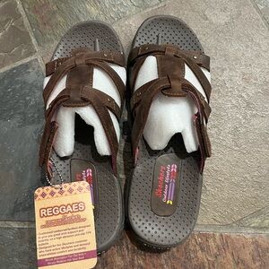 Skechers women’s size 10 reggae sandals new